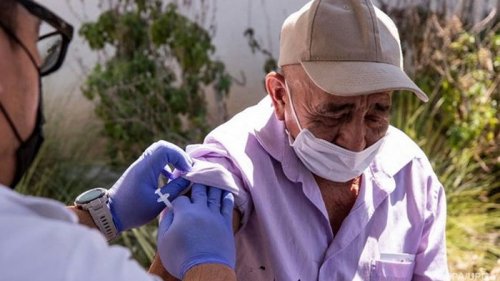 В США одну дозу COVID-вакцины получили 70% взрослых