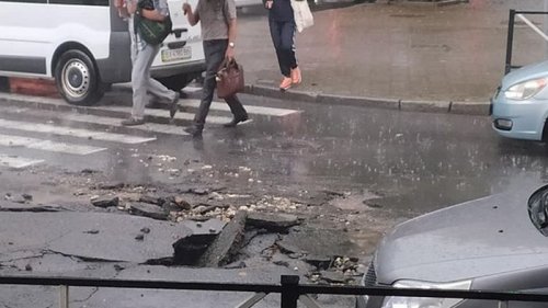 Хмельницкий затопило ливнем с градом (видео)