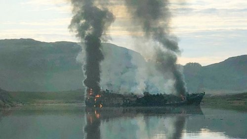 В порту Норвегии загорелся российский траулер