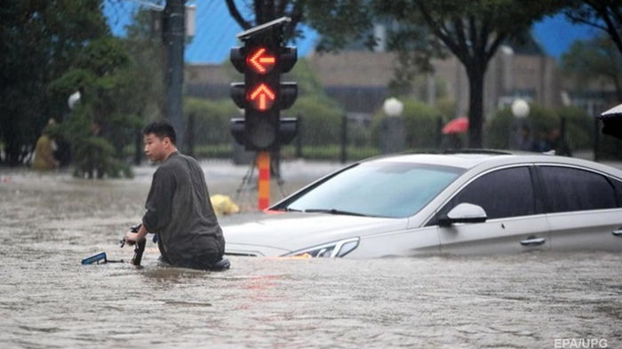 В Китае ввели красный уровень из-за наводнений (видео)