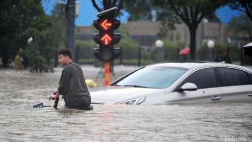 В Китае ввели красный уровень из-за наводнений (видео)