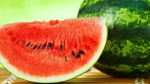 В Киев с юга Украины идет баржа с арбузами