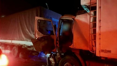 В Николаеве водитель грузовика въехал в фуру, есть погибший