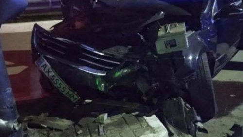 На Харьковщине девушка за рулем авто влетела в газовую заправку (фото)