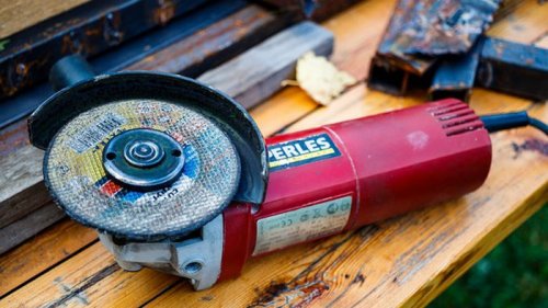 Жителю Львовской области болгаркой перерезало шею, он выжил