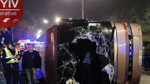 В Киеве перевернулся автобус: 18 пострадавших