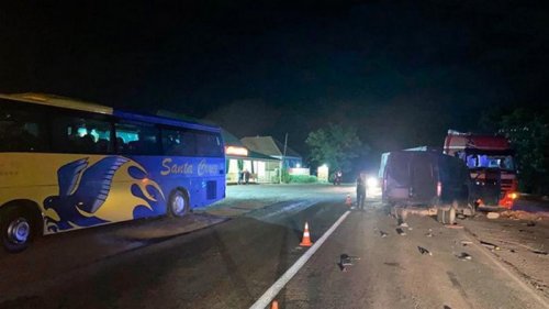 В Николаевской области автобус насмерть сбил водителя-участника ДТП