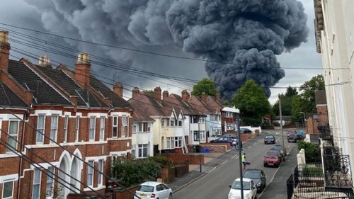 В Британии масштабный пожар, раздаются взрывы
