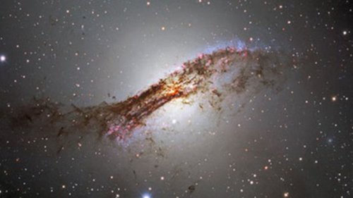 Астрономы поделились красочным фото галактики из созвездия Центавр