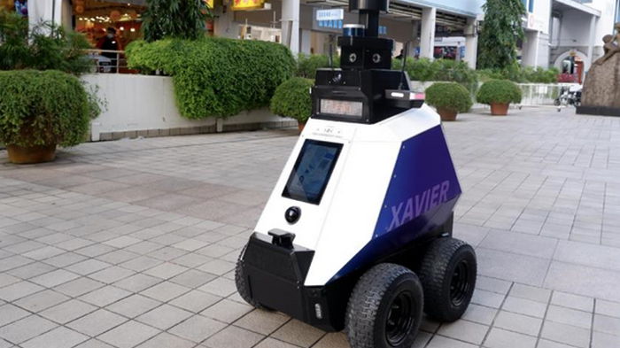 В Сингапуре за порядком на улице следят роботы-патрульные