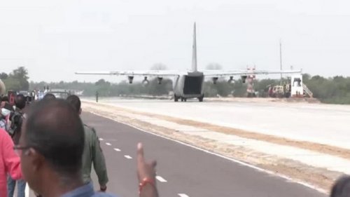 В Индии самолет с министрами сел на шоссе