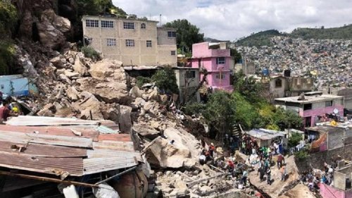 В Мексике скала обрушилась на жилые дома (фото)