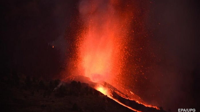 Извержение на Канарах: лава разрушила около 100 зданий