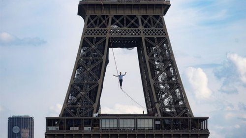 В Париже канатоходец прошел более полукилометра на высоте 70 метров (фото)