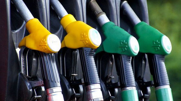 На АЗС подешевел бензин, дизель вырос в цене