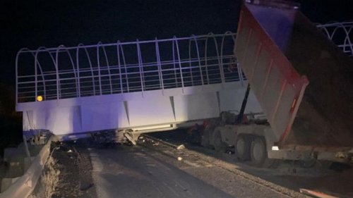 В России пешеходный мост раздавил авто, есть жертвы (фото)
