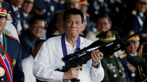 Побудил полицию казнить тысячи людей. Президент Филиппин объявил об уходе из политики
