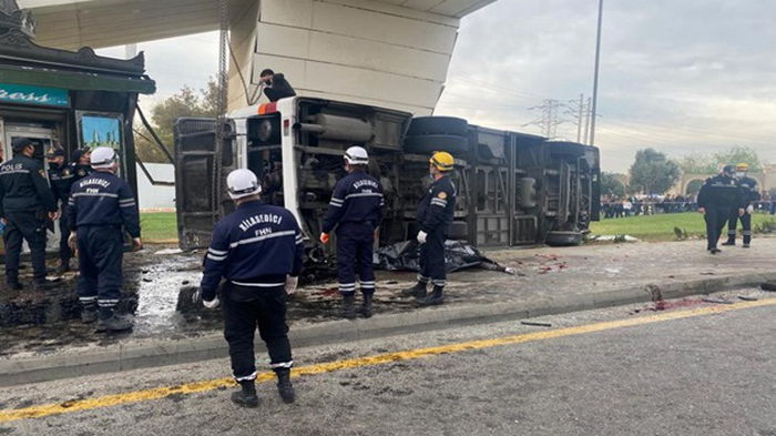 В Баку грузовик врезался в автобус, пять жертв (видео)
