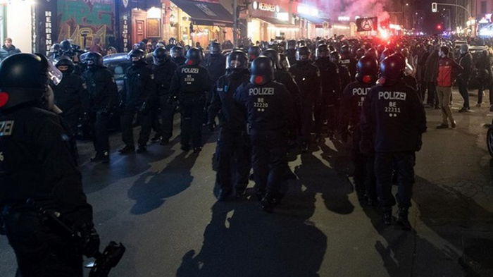В Берлине 3,5 тысячи полицейских штурмовали сквот (фото)