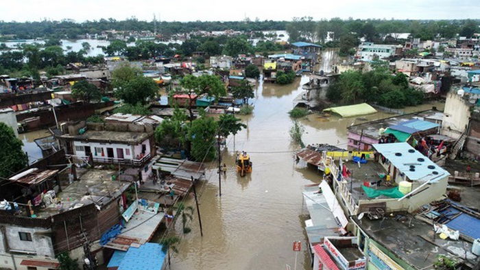 Оползни и наводнения в Индии и Непале унесли жизни более 100 человек