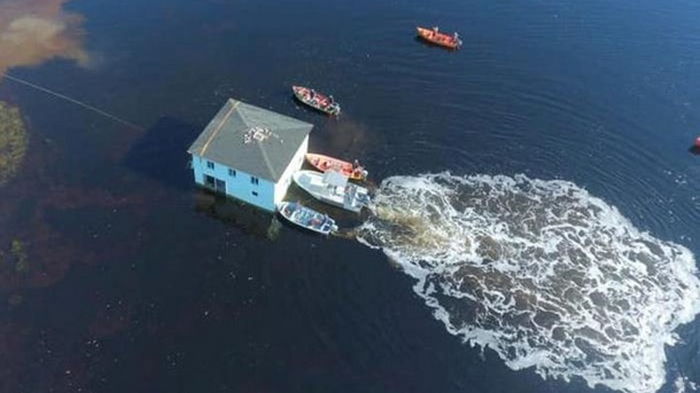 В Канаде 100-летний дом переправили через залив (видео)