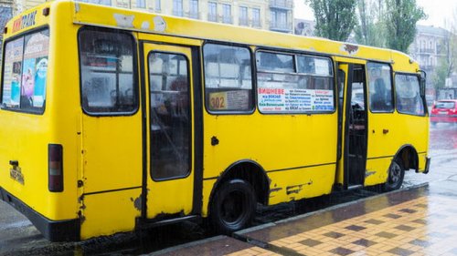 В Киеве обстреляли маршрутку, водитель получил ранение