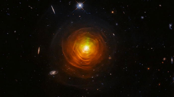 Hubble запечатлел умирающую звезду (видео)