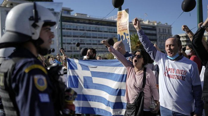Медработники Греции протестуют против обязательной COVID-вакцинации