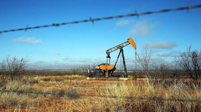 Цена на нефть упала ниже 84 долларов