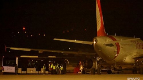 В Испании пассажиры сбежали после посадки самолета (видео)