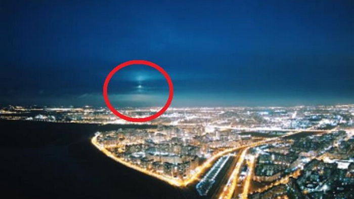 В небе Санкт-Петербурга сняли на видео яркий НЛО
