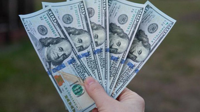 В прошлом месяце украинцы принесли в банки $51 млн