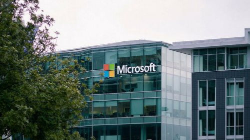 Глава Microsoft продал половину своих акций корпорации