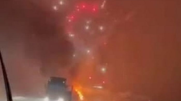 Салют на дороге: в Казахстане горел грузовик с фейерверками