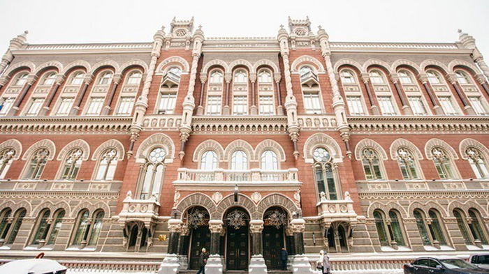 На межбанке две недели повышенный спрос на валюту