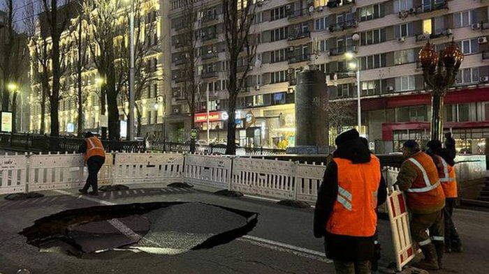 В центре Киева провалился асфальт: движение в сторону Крещатика перекрыто