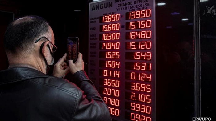 Стамбульская биржа остановилась из-за падения лиры