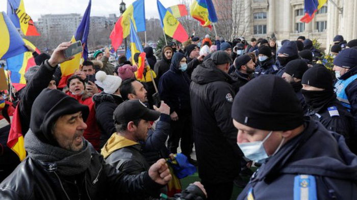 В Румынии антивакцинаторы пытались штурмовать парламент