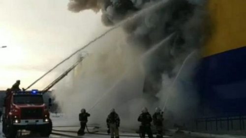 В Томске горит крупный гипермаркет