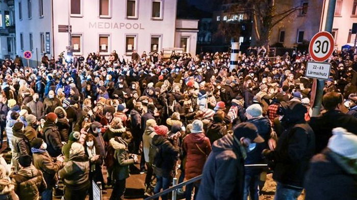 В Германии прошли массовые анти-COVID протесты