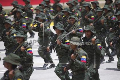 Военные начали отворачиваться от Мадуро