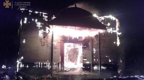 На Закарпатье сгорела деревянная церковь (фото)
