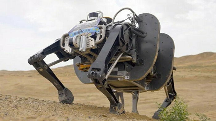 В Китае представили четвероногого робота для военных (видео)