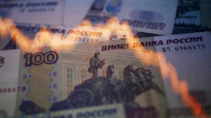 В России обвалился фондовый рынок и упал рубль