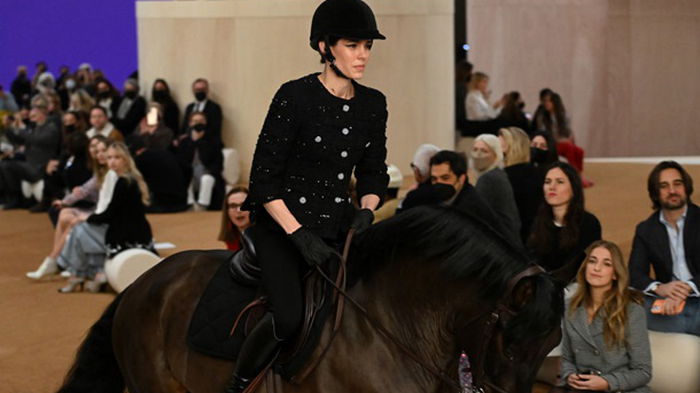 Показ Chanel открыла принцесса Монако на коне (видео)