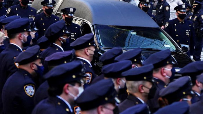В Нью-Йорке застрелили двух полицейских, попрощаться пришли тысячи офицеров (фото)
