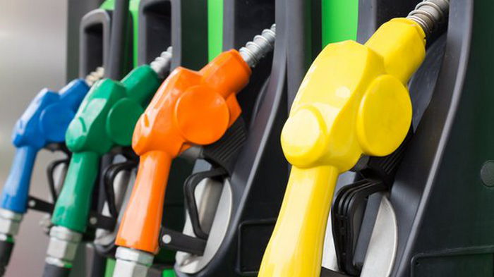 Минэкономики четвертый раз подряд поднимает максимальную цену на бензин и ДТ