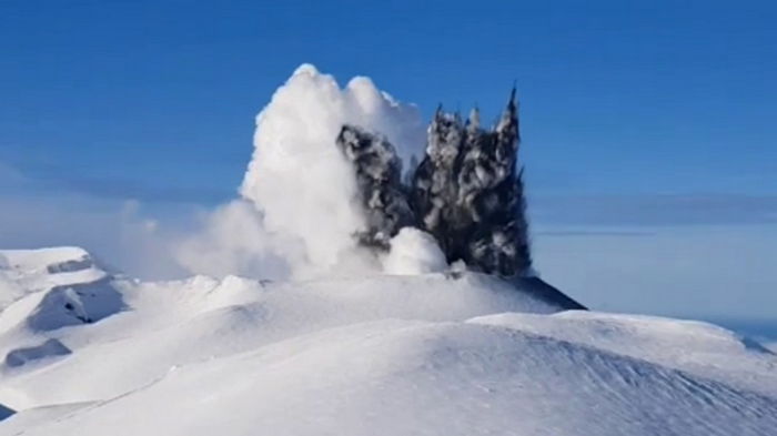 На Курильских островах проснулся вулкан Эбеко (видео)