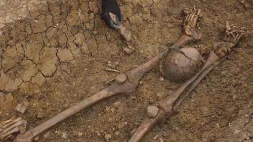Возле Лондона обнаружили обезглавленные скелеты с черепами между ног