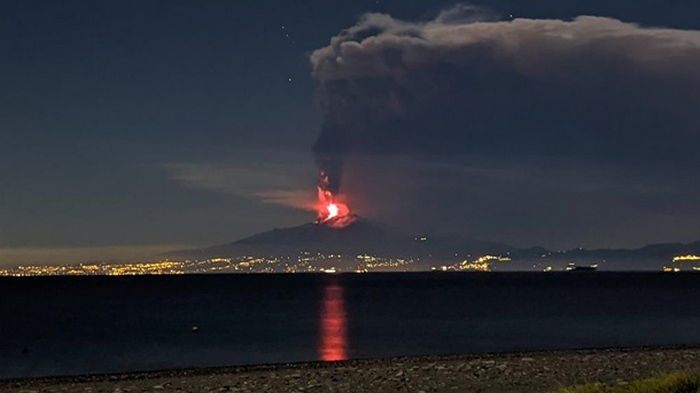 На Сицилии снова извергается вулкан Этна (фото)